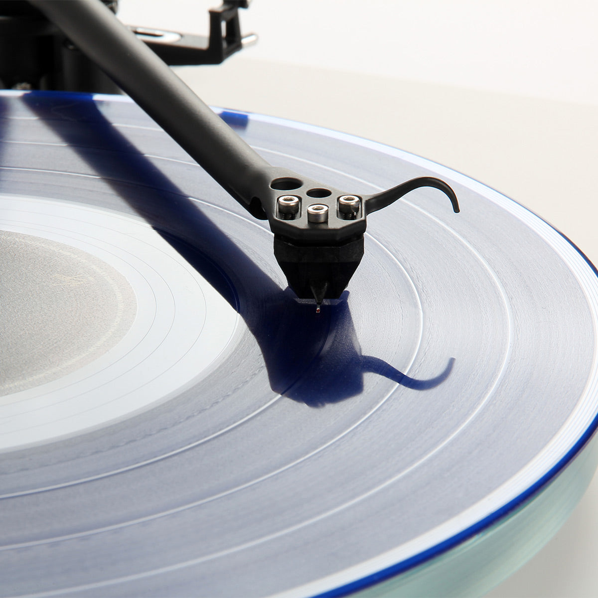 RegaPlanar 6 Turntable with Nd5 MM Phono Cartridge (White)