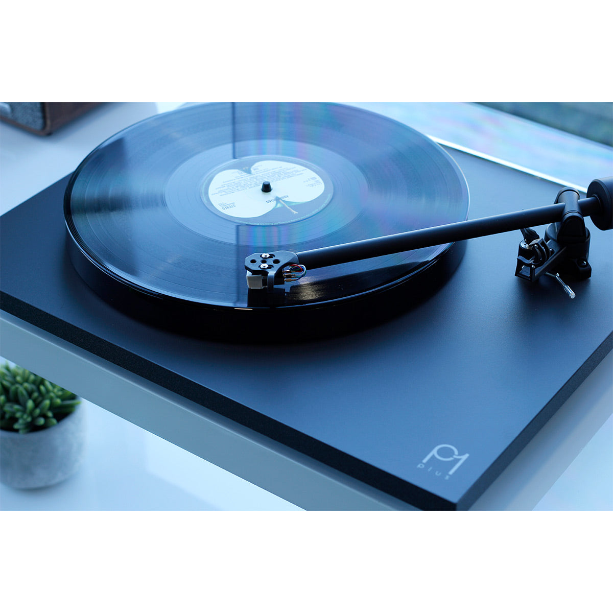 RegaPlanar 1 Plus Turntable with Premounted Carbon MM Cartridge (Matte Black)