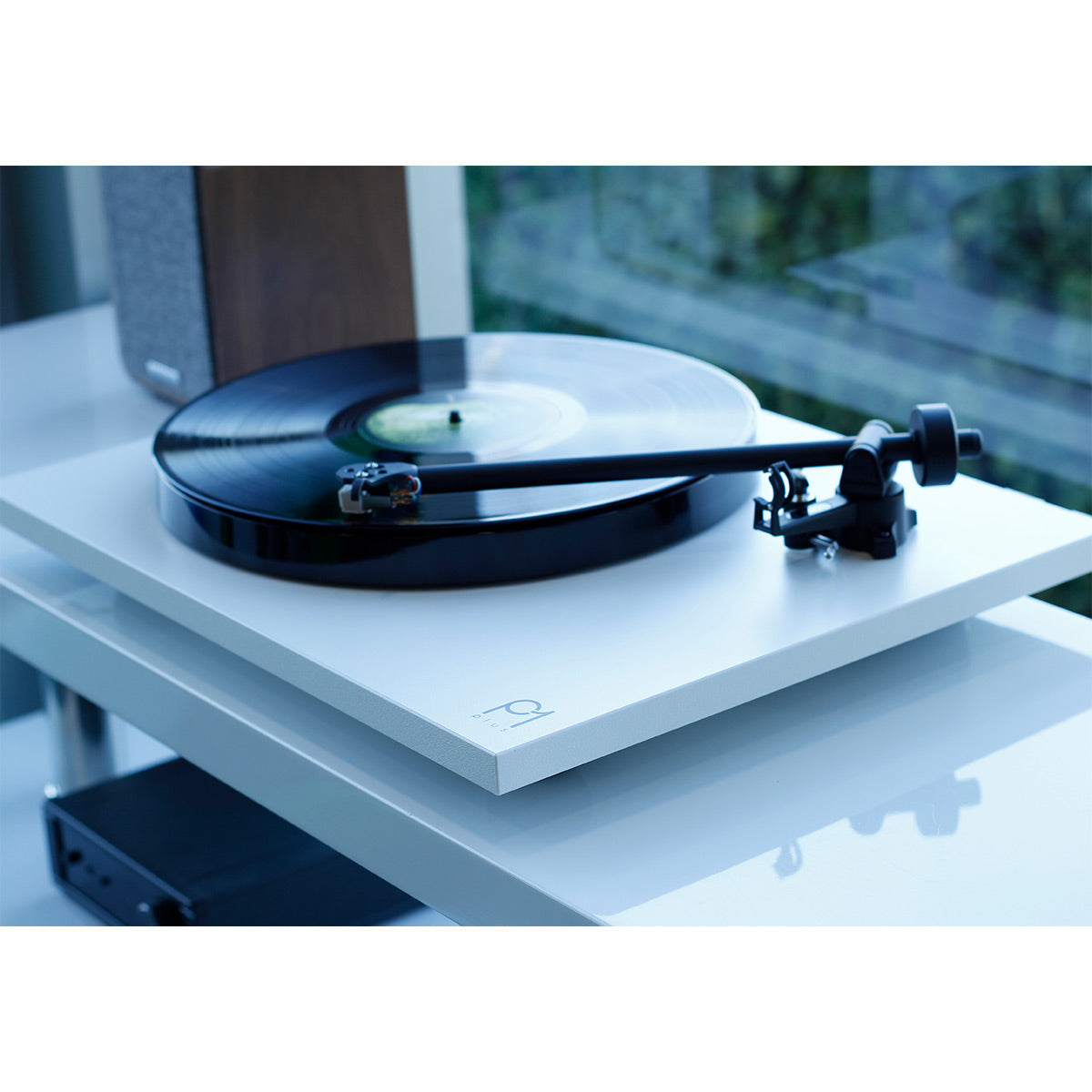 RegaPlanar 1 Plus Turntable with Premounted Carbon MM Cartridge (Matte White)